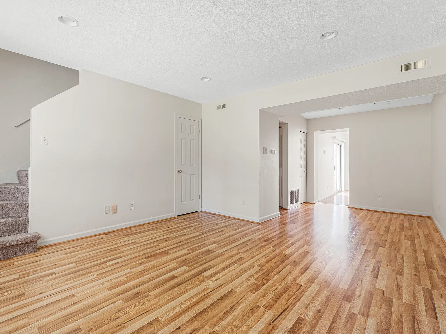 8907 S Swan Cir — Photo 1