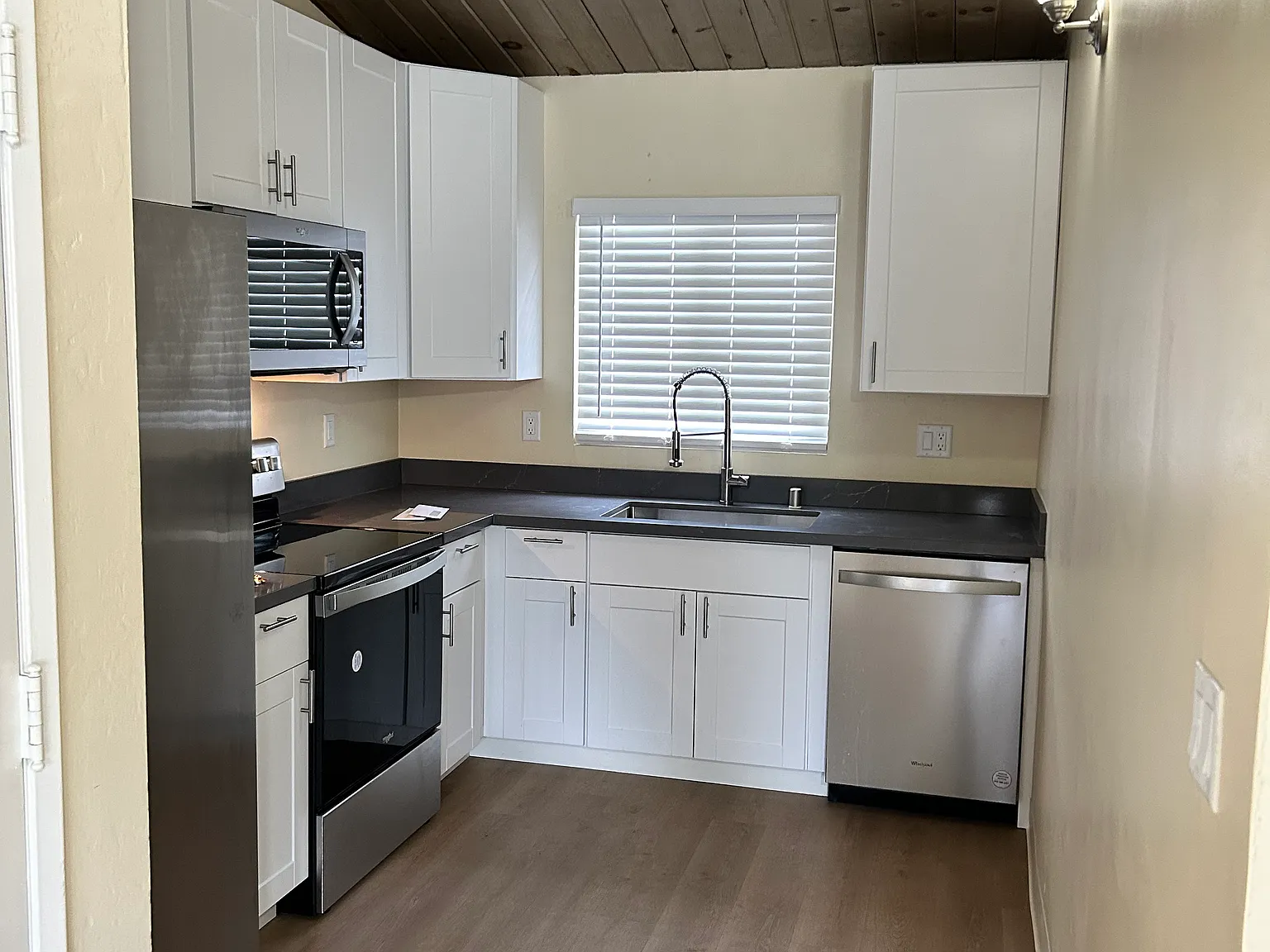 2 bed, 688 sqft, $3,095 — Photo 4