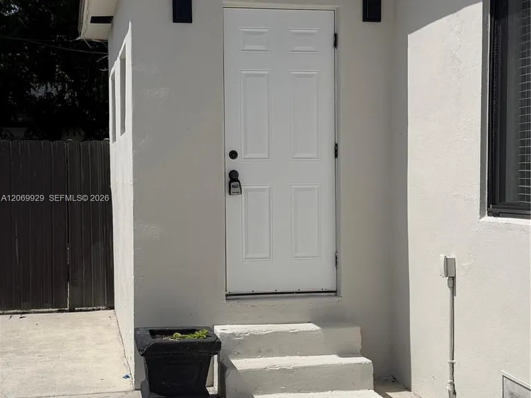 107 W Pembroke Rd — Photo 3