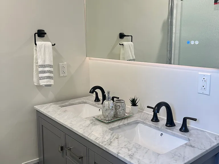 2407 W Seybert St — Photo 6