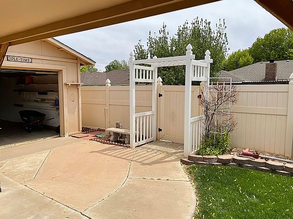 2nd image of 1005 Rosewood Dr