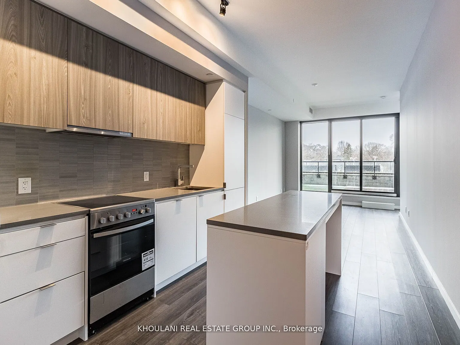 7 Smith Cres — Photo 2