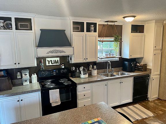 Kitchen -Appliances stay