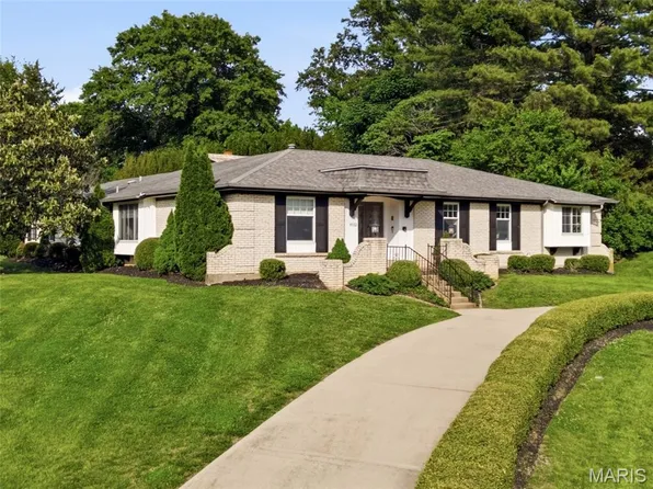 9102 Fox Estates Dr, Saint Louis, MO 63127