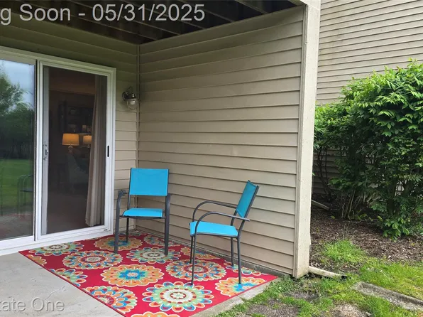4882 Harbor Point Dr #13, Waterford, MI 48329