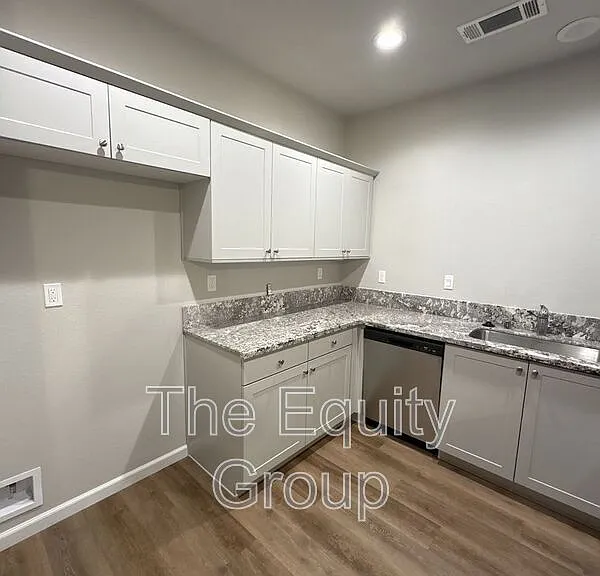 514 S Summit St #102 — Photo 6