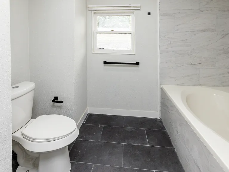 1025 W Walker St — Photo 16