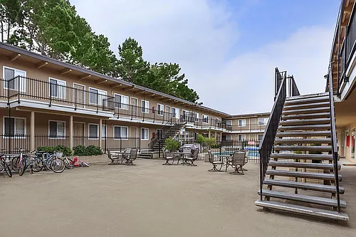 Shangri-La Apartments Photo 1