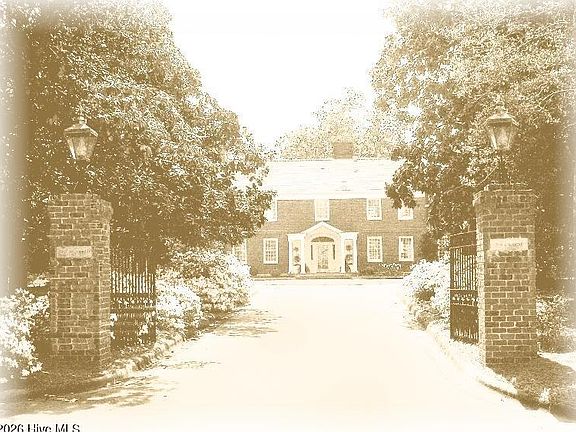 3rd image of 200 Hollycrest Drive