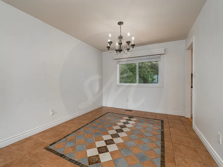 565 Wycliffe Dr — Photo 8