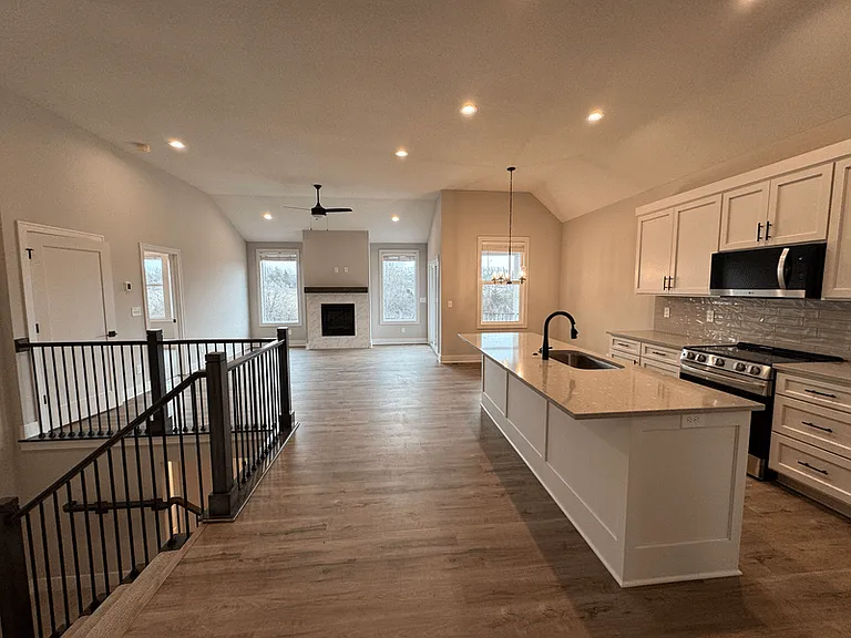 1414 SW Winthrop Dr — Photo 2