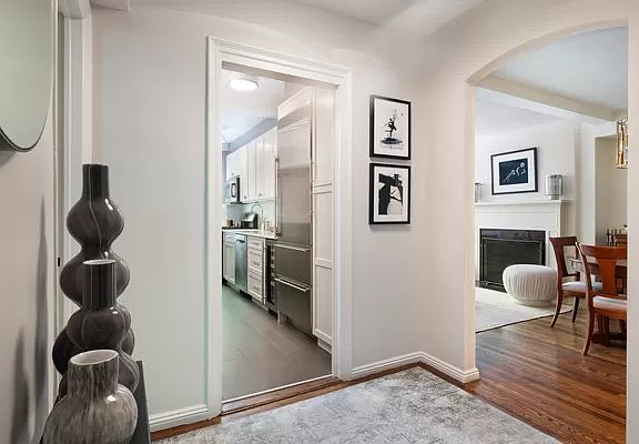 5th image of 215 E 73rd St #2B