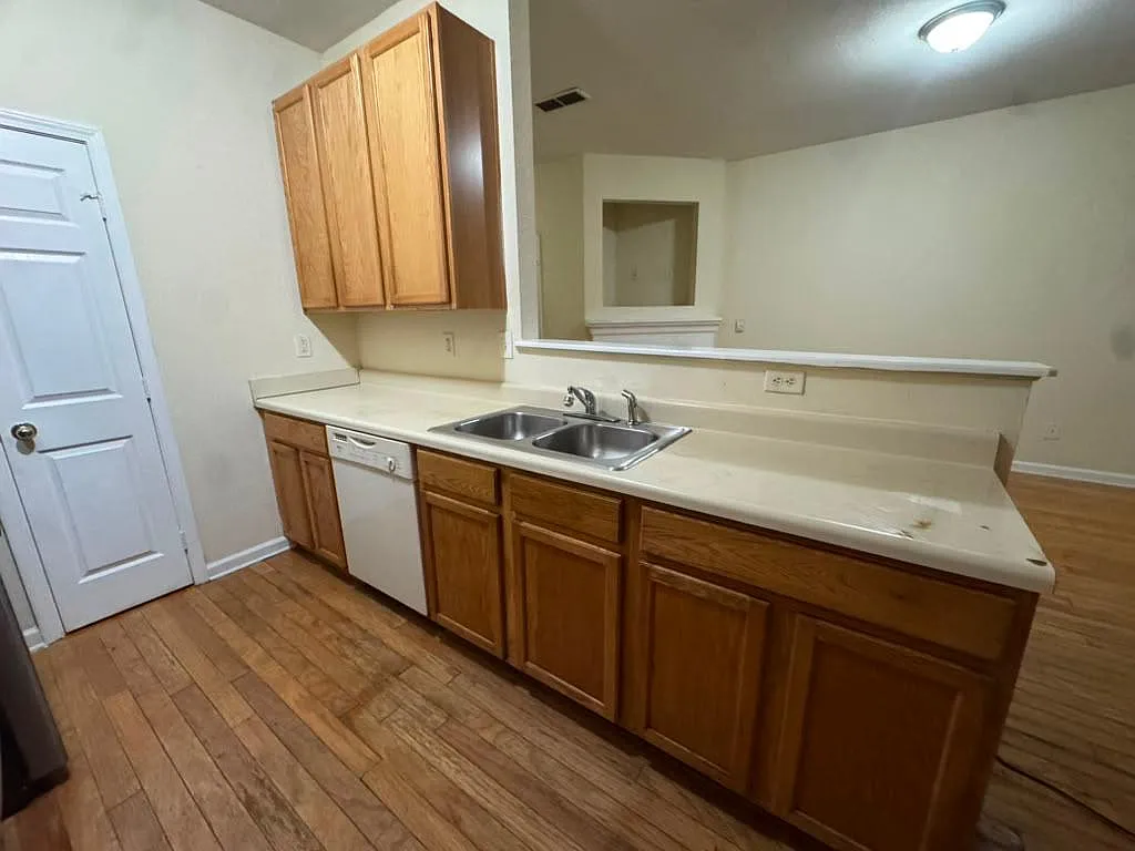 3 bed, 2.5 bath, 1528 sqft, $1,850 — Photo 3