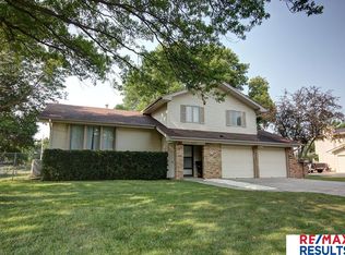 21421 Shamrock Cir, Elkhorn, NE 68022