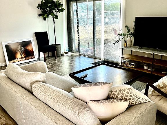 3rd image of 4895 Barstow St #6