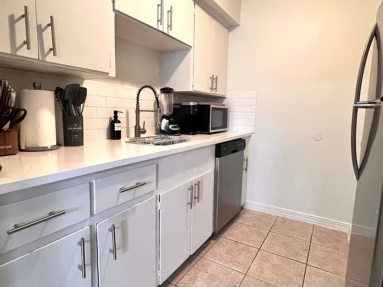 306 Hawthorne St — Photo 9