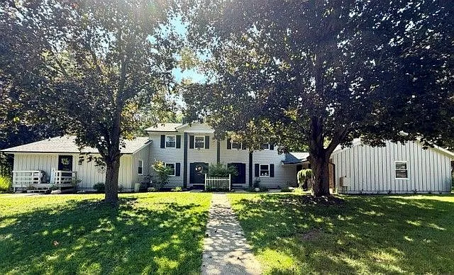 3 bed, 2.5 bath, 1375 sqft, $1,900 — Photo 1