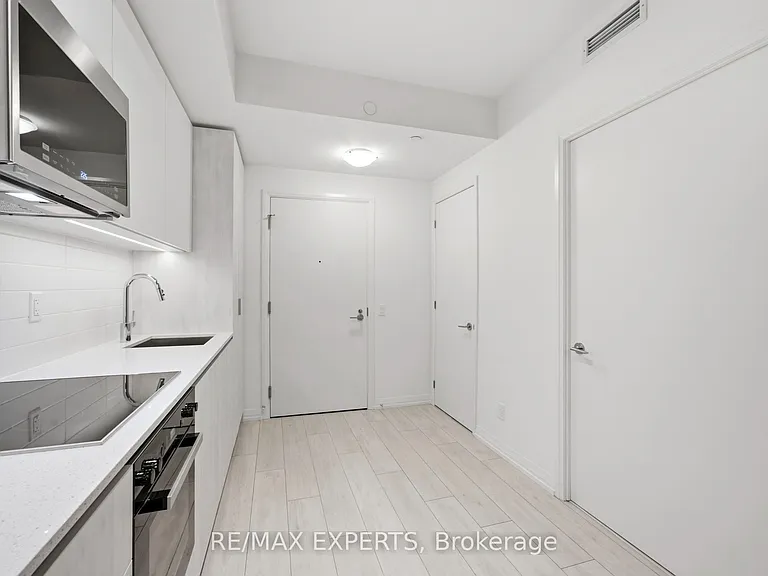 400 King St W #1028 — Photo 11