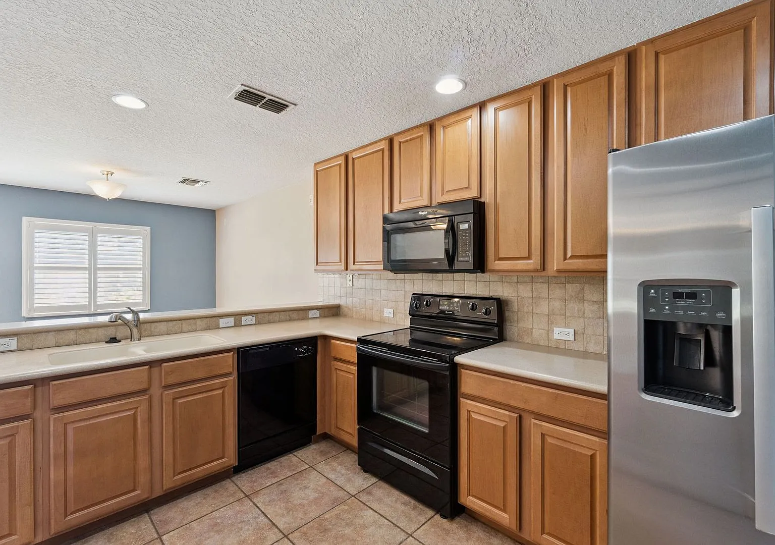 2 BR / 2.5 BA Townhouse In Waterford Villas — Photo 4