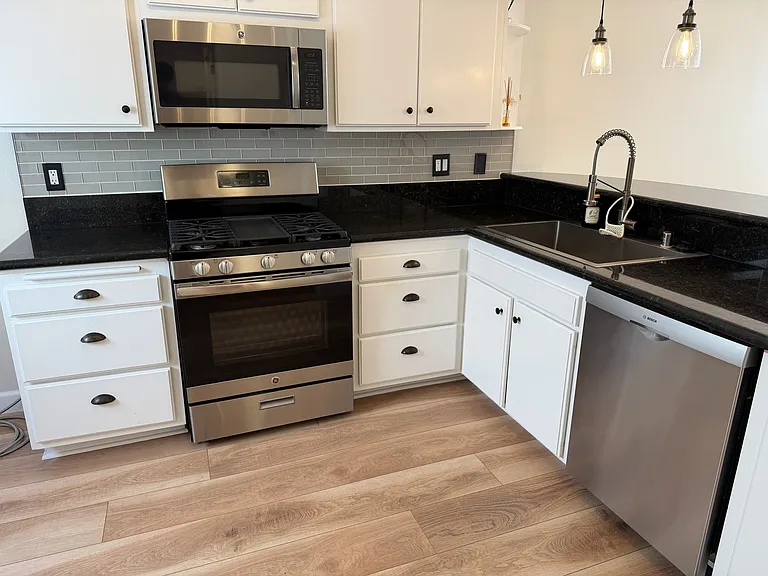 1830 Colby Ave #7 — Photo 6