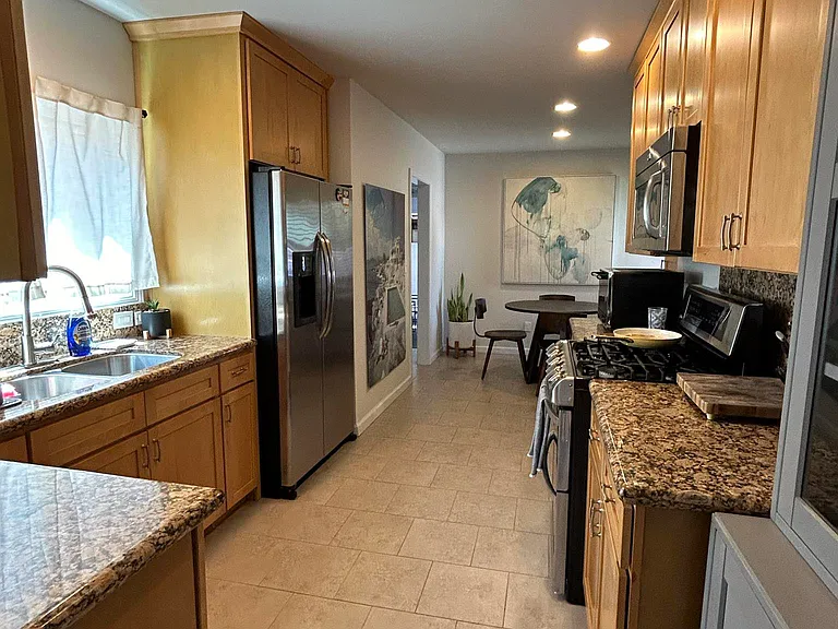2335 Linden Ave — Photo 2