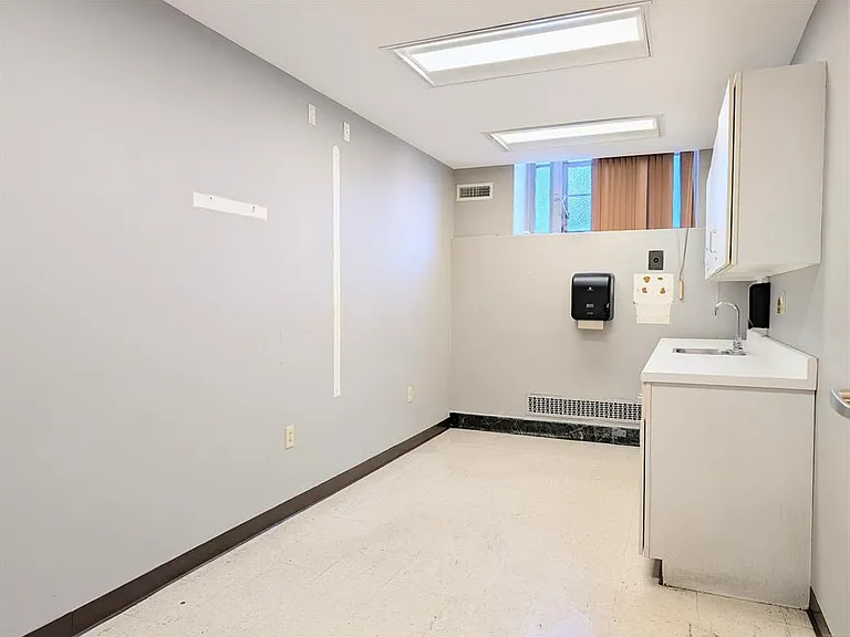 1071 E Main St #1 — Photo 9