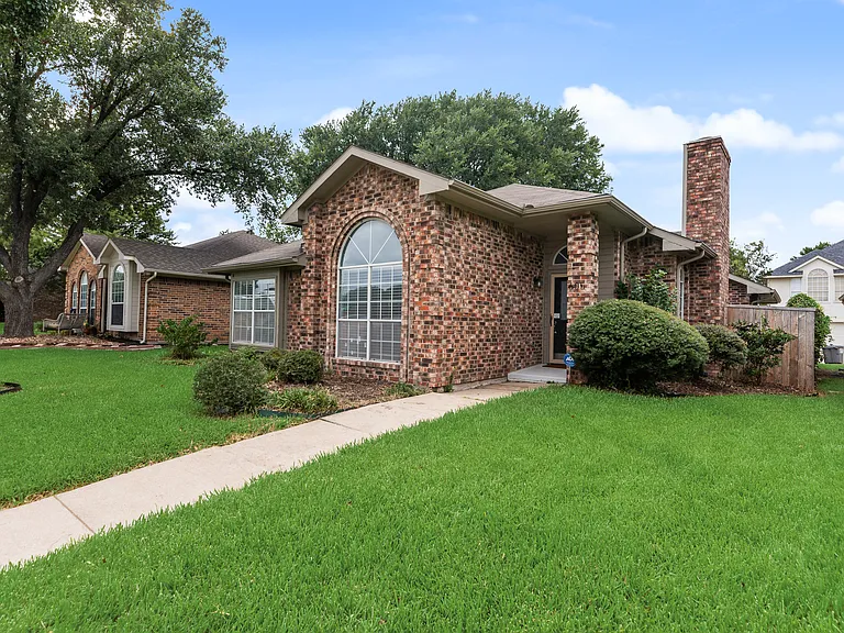 605 English Oak St — Photo 2