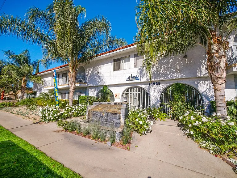 15925 Victory Blvd — Photo 42
