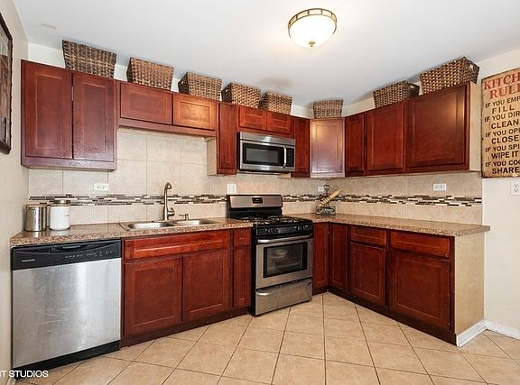 2nd image of 1374 Leslie Ln