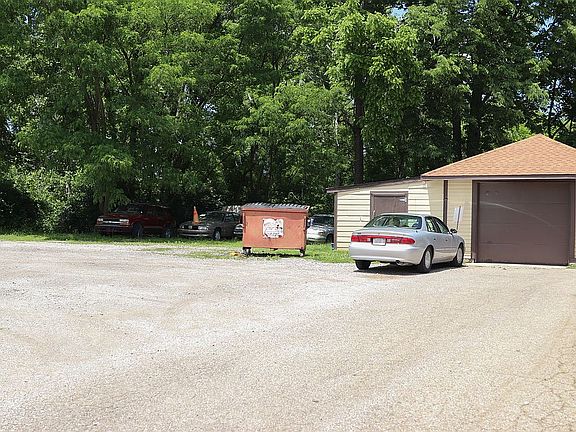 Detached house garage
