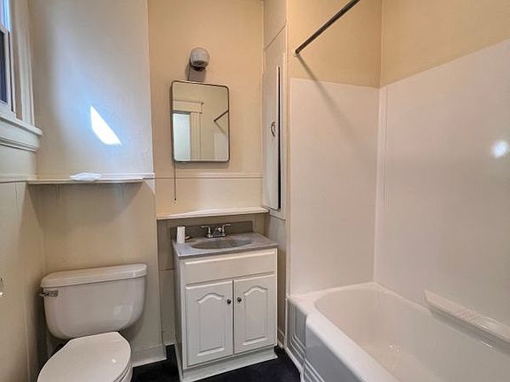 4th image of 369 Hudson Ave APT 3B