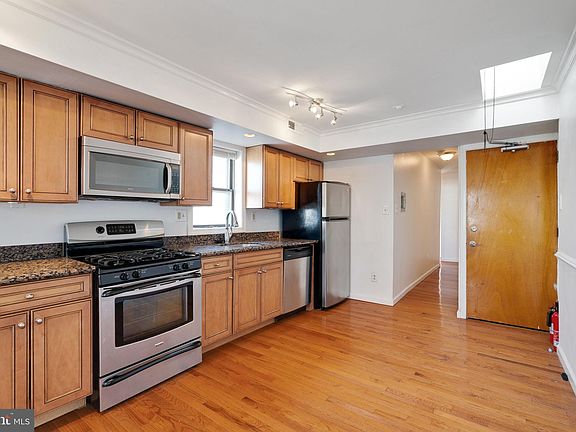 2nd image of 2333 Catharine St #4
