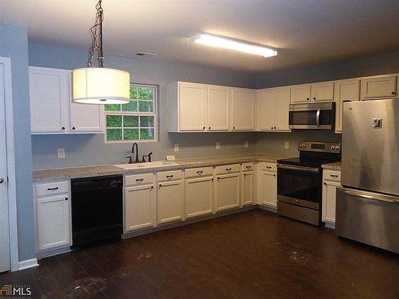 5th image of 434 Pine Tree Dr
