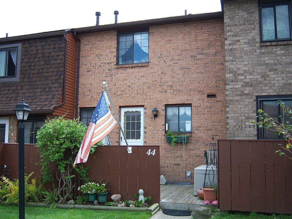 2 Bed, 1.5 Bath, 3- level Condo