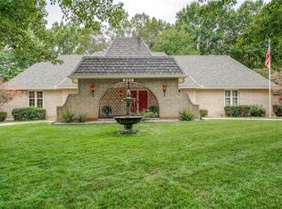 202 NW Hillcrest Ln, Lees Summit, MO 64063