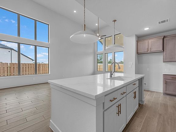 5th image of 2410 Verano St