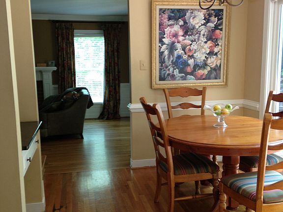 Breakfast nook / deck access