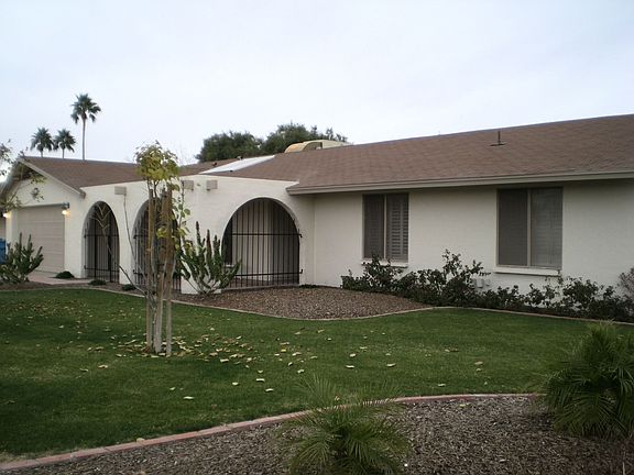 Great curb appeal!!