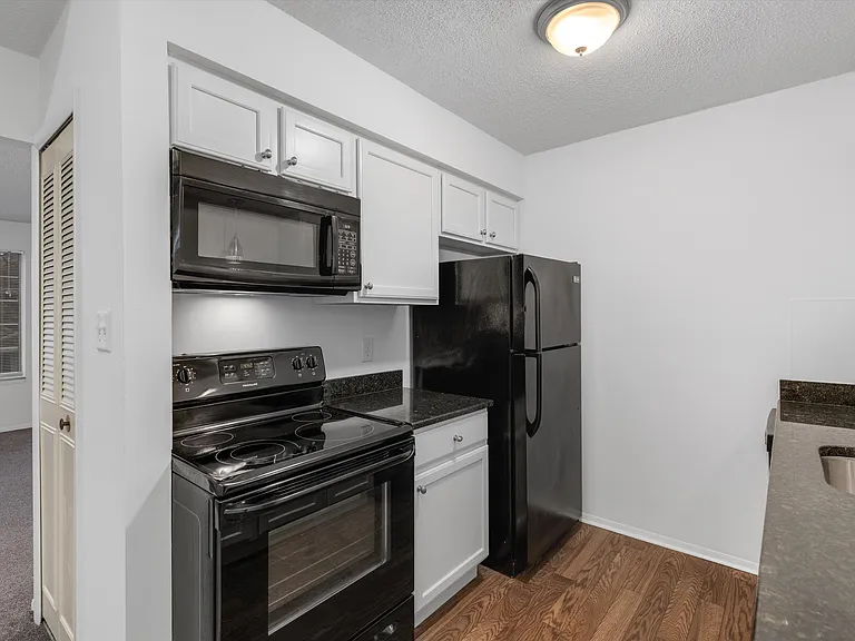 Hartford Place Apartments — Photo 11
