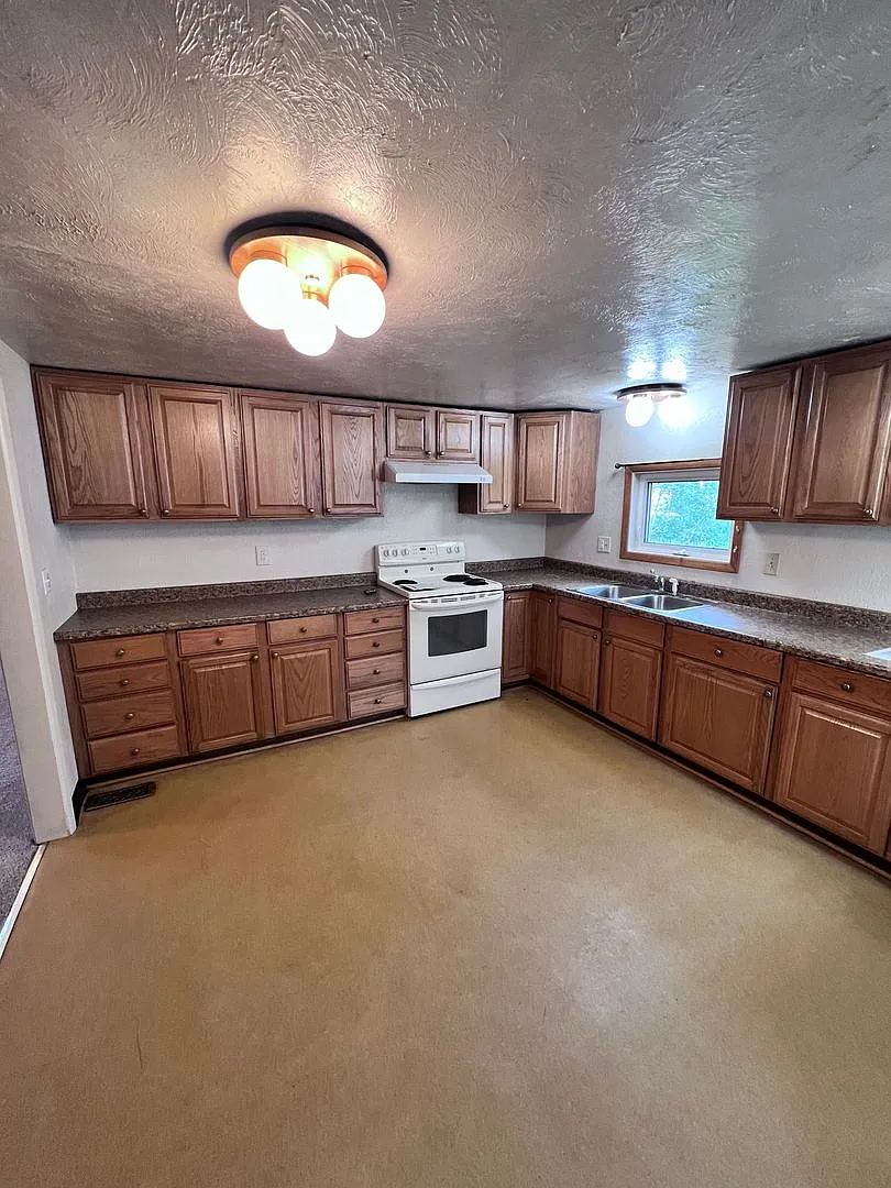 3 Bedroom / 2 Bathroom / 2 Car Non heated Garage — Photo 4