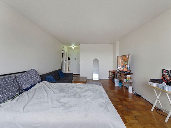 5th image of 201 Saint Pauls Ave APT 10C