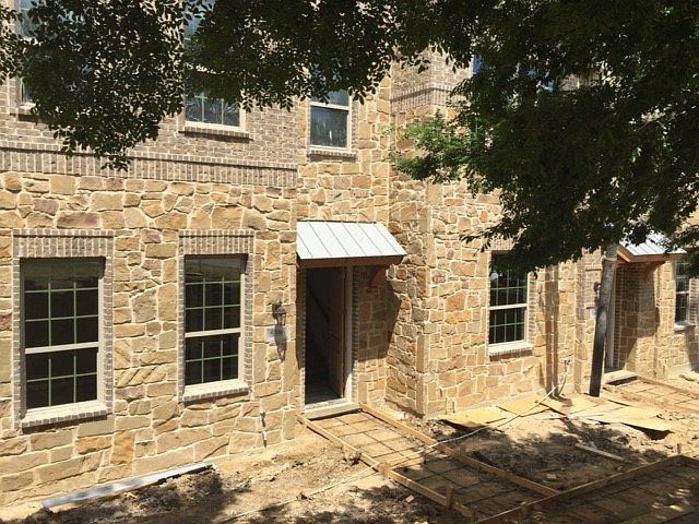 1st image of 539 W Royal Ln