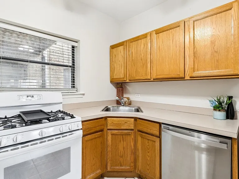 2958 W Montrose Ave #2 — Photo 12