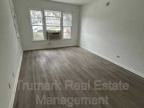 2nd image of 106 E Randolph St
