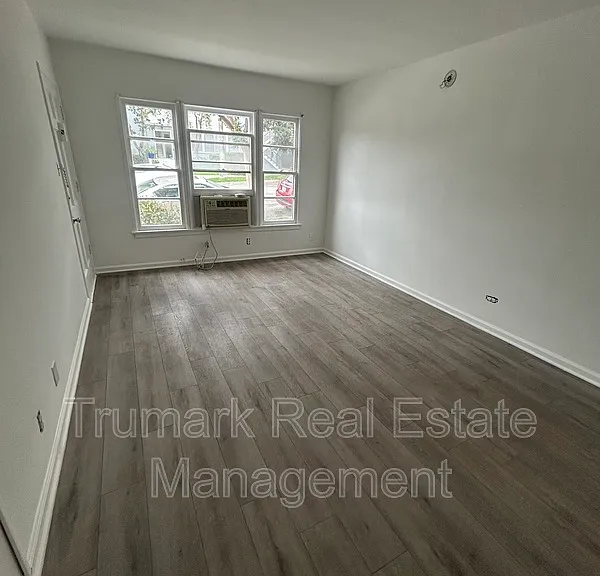 106 E Randolph St — Photo 2