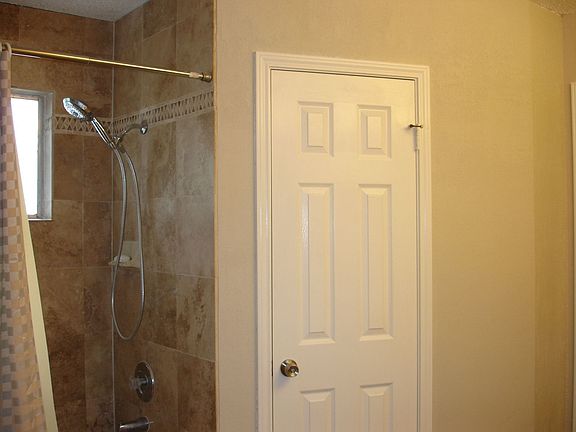 Mst. Bd Bath w/travertine tile