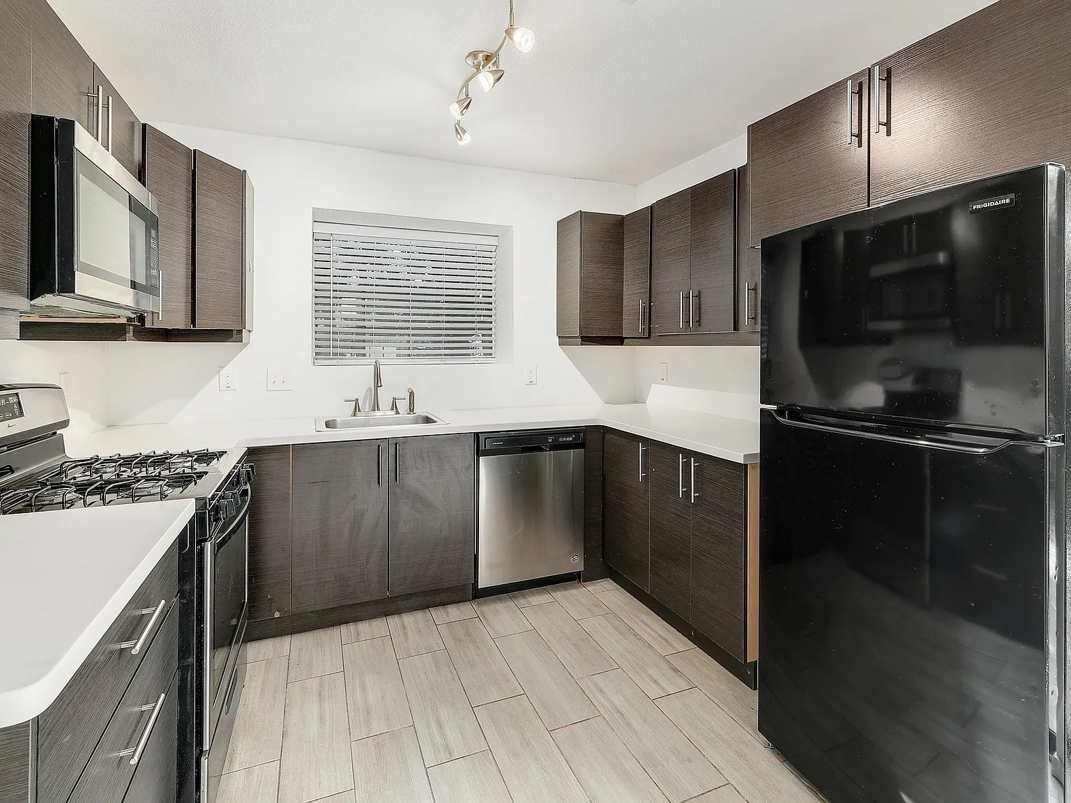 2 bed, 816 sqft, $1,595 — Photo 1