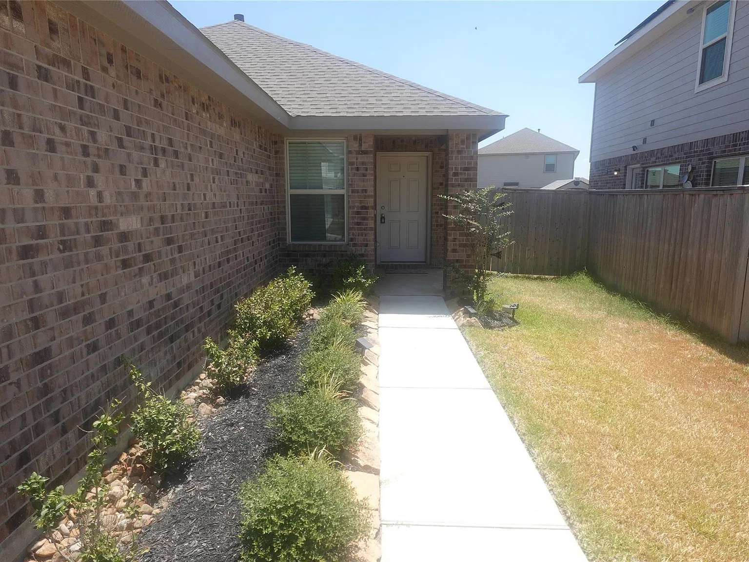 4 bed, 2.0 bath, 1375 sqft, $2,100 — Photo 2