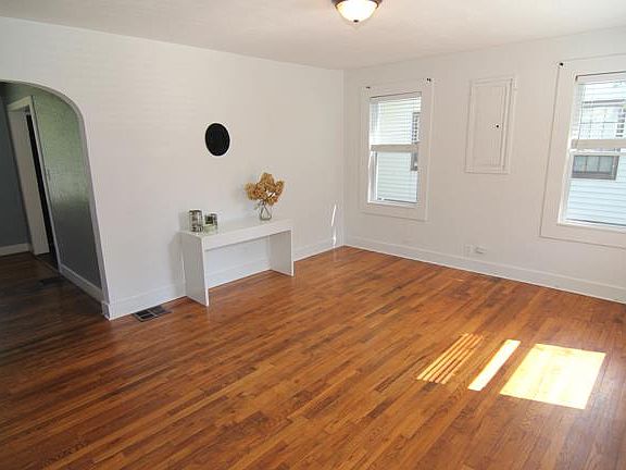 3rd image of 702 W Kingwood Dr