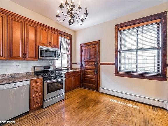 4th image of 850 W Oakdale Ave #2